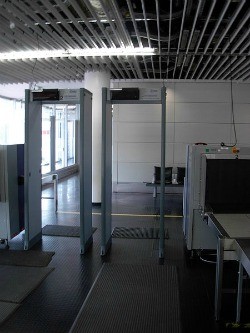Airport security (Piotrus via wikicommons) Airport security (Piotrus via wikicommoms)