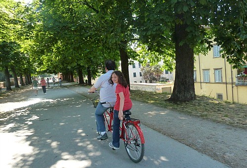 Family bike tour on Lucca's Wall (Jennifer Miner)